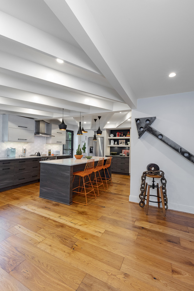 Example of a large 1960s galley medium tone wood floor, brown floor and exposed beam eat-in kitchen design in Detroit with a single-bowl sink, flat-panel cabinets, gray cabinets, quartz countertops, white backsplash, ceramic backsplash, colored appliances, an island and gray countertops