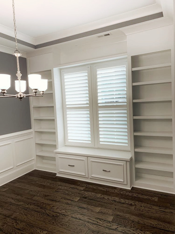 Mittelgroßes Shabby-Style Lesezimmer mit grauer Wandfarbe und braunem Boden in Raleigh