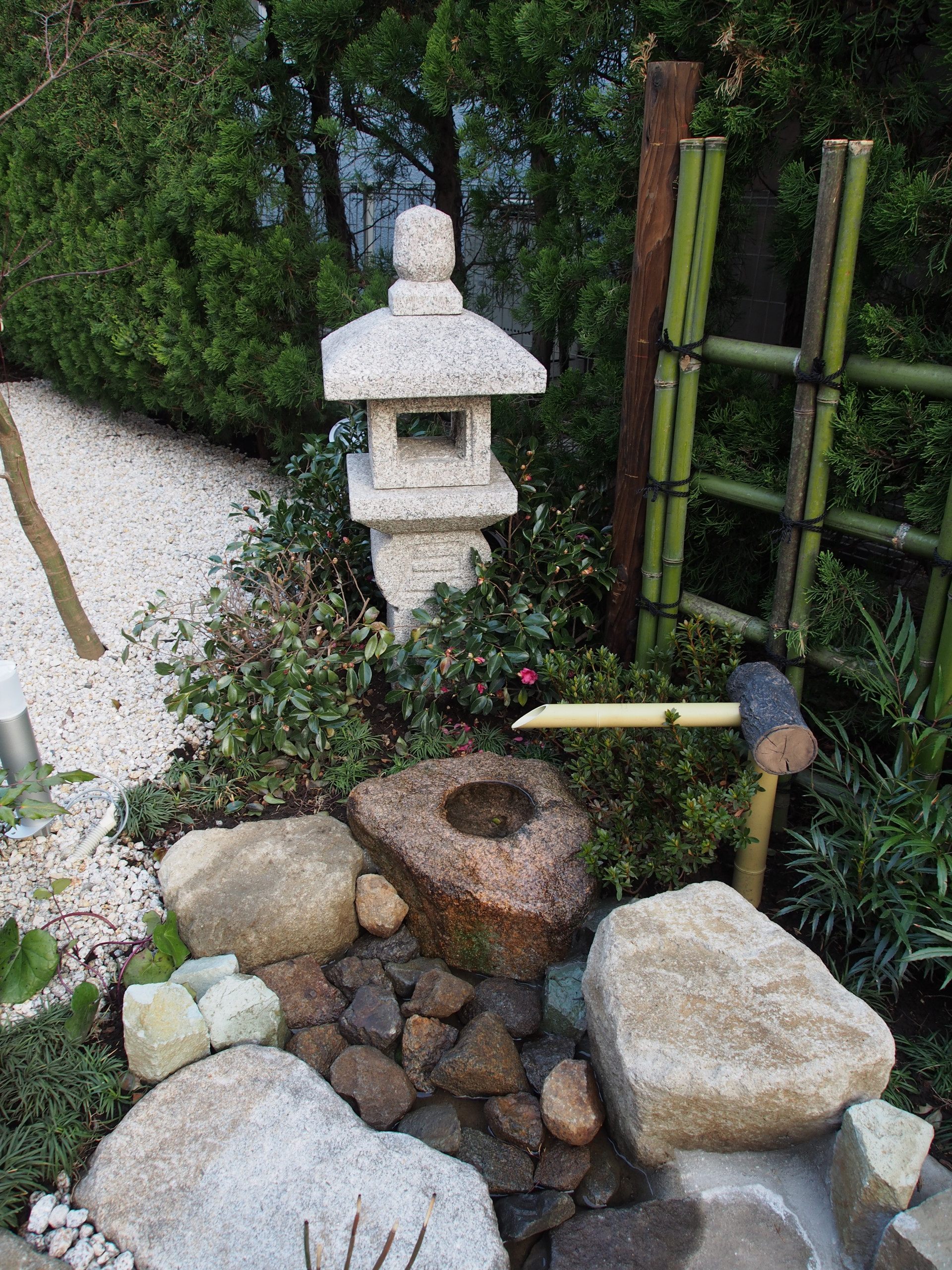 緑色のおしゃれな庭 (庭石) の画像 75選 - 2026 年 6月 | Houzz (ハウズ)