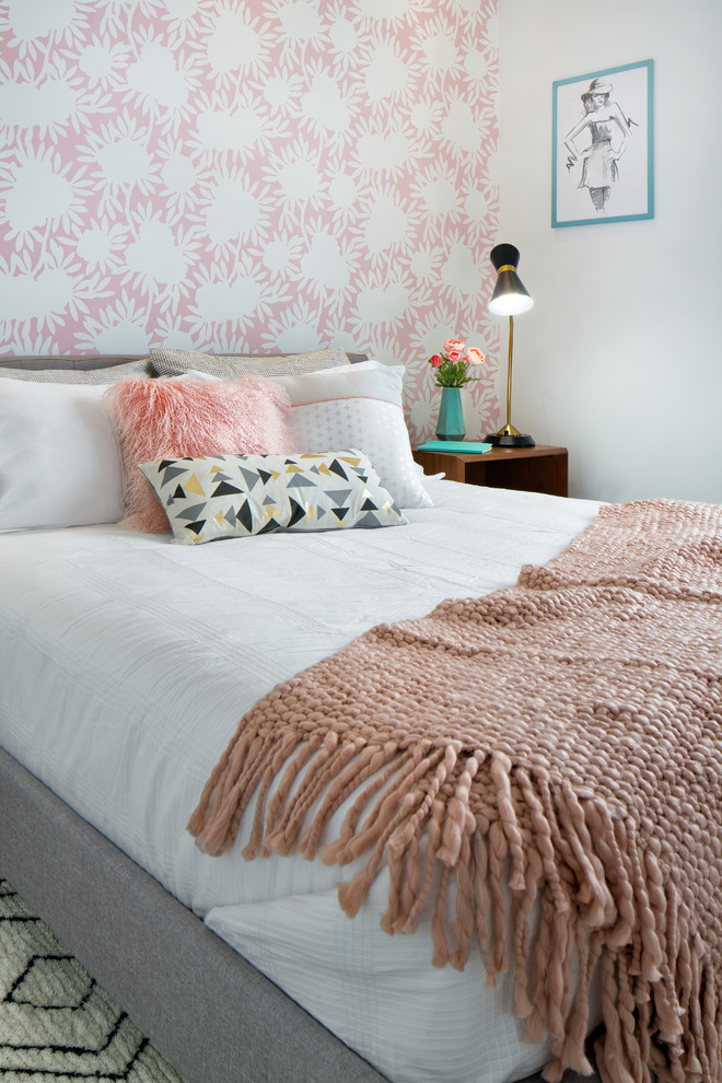 Small scandinavian kids' room in Miami with multi-coloured walls for girls.