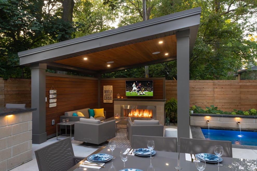 Inspiration for a transitional backyard patio remodel in Toronto