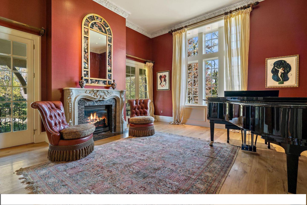 ワシントンD.C.にあるラグジュアリーな中くらいなシャビーシック調のおしゃれな書斎 (赤い壁、淡色無垢フローリング、標準型暖炉、石材の暖炉まわり) の写真