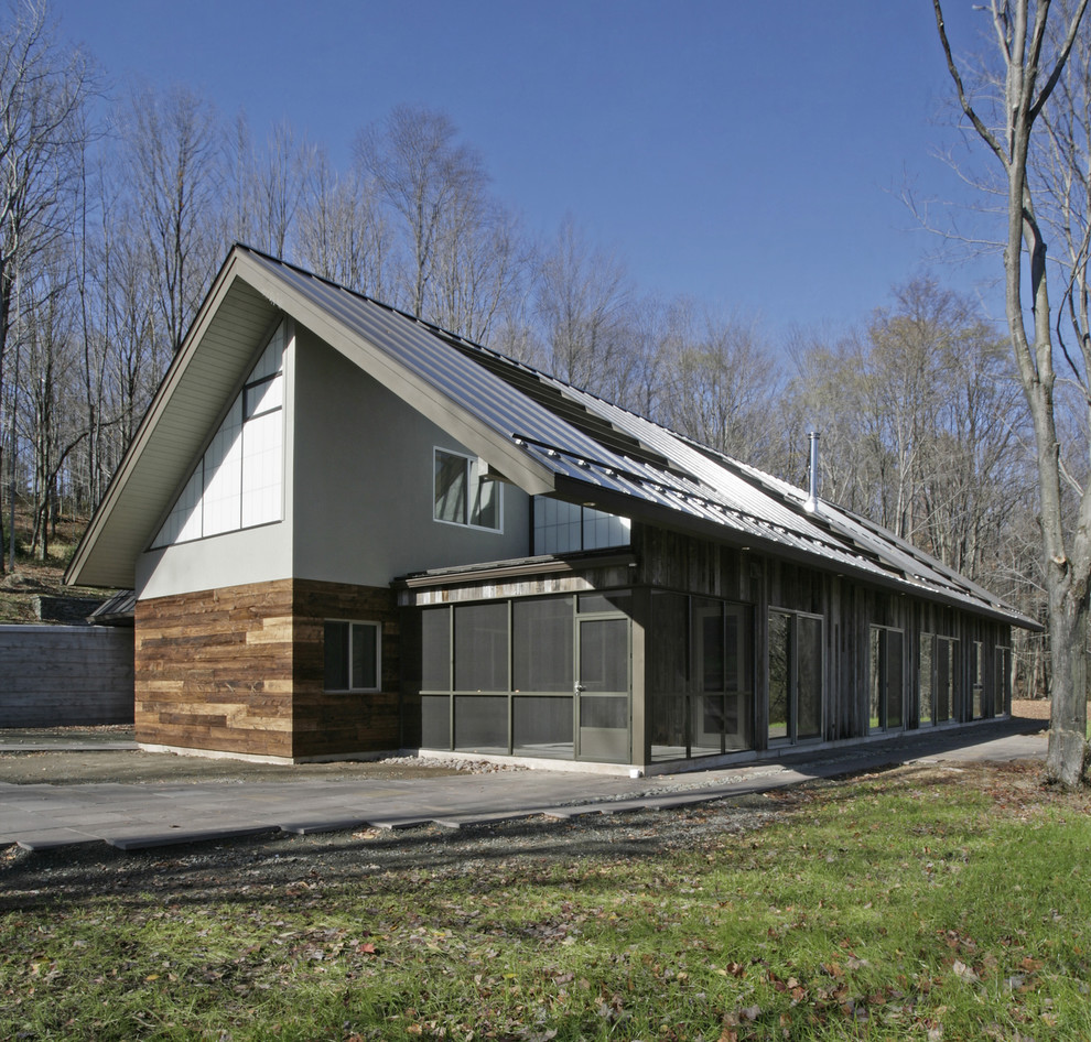 Mid-sized modern one-storey grey exterior in New York with mixed siding.