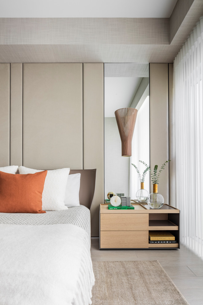 Идея дизайна: хозяйская спальня среднего размера в стиле модернизм с серым полом, многоуровневым потолком и полом из керамогранита