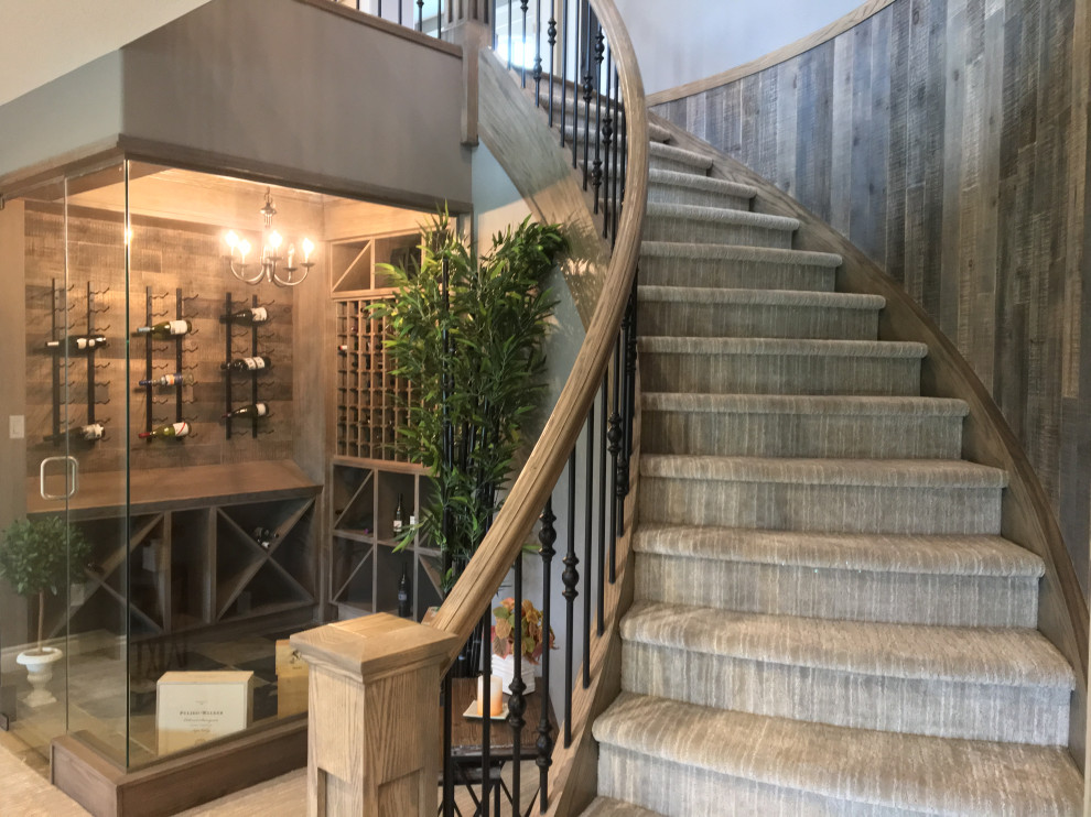 Gewendelte, Mittelgroße Moderne Treppe mit Teppich-Treppenstufen, Teppich-Setzstufen, Mix-Geländer und Holzwänden in Edmonton