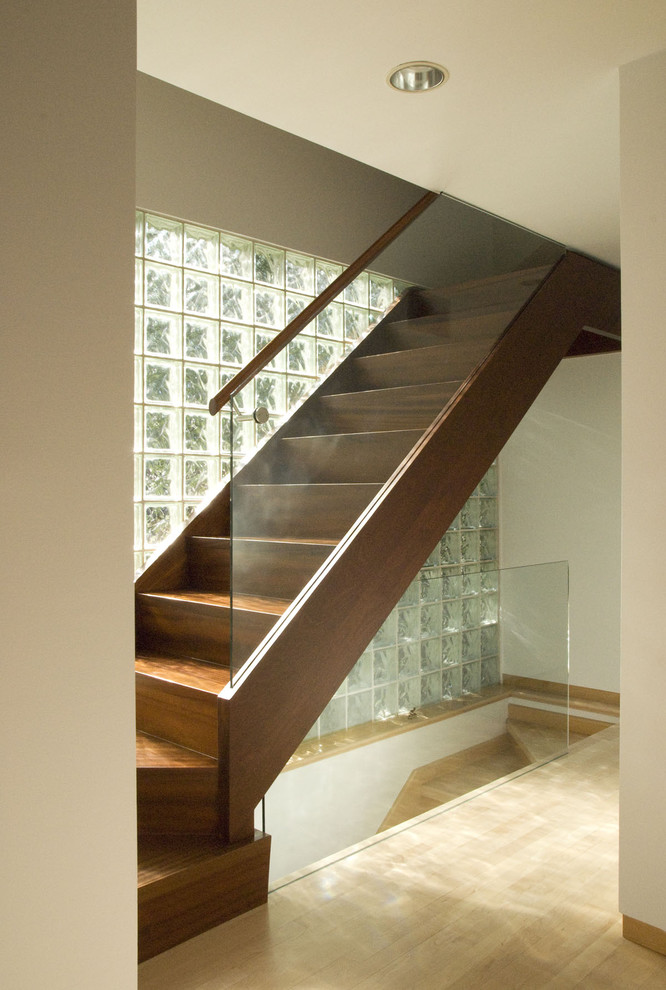 Design ideas for a modern staircase in Chicago.