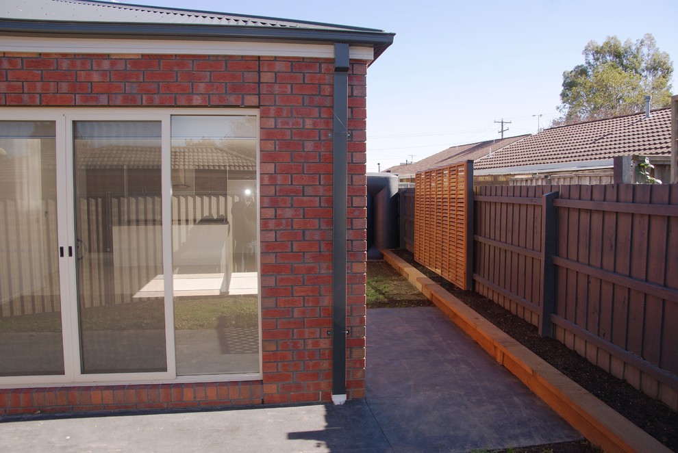 Design ideas for a contemporary patio in Geelong.
