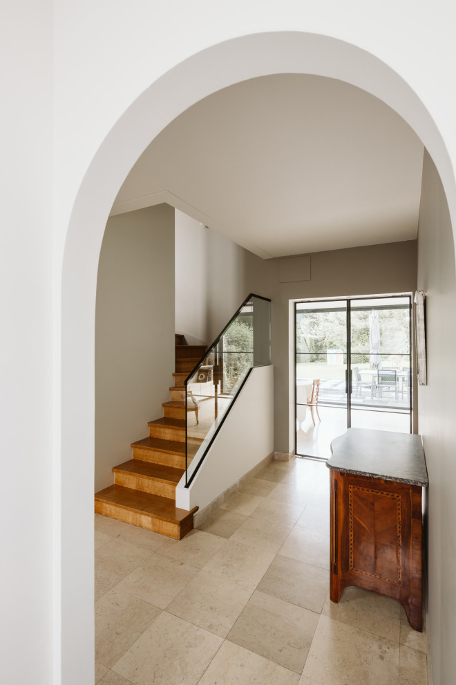 На фото: п-образная деревянная лестница среднего размера в современном стиле с деревянными ступенями и стеклянными перилами