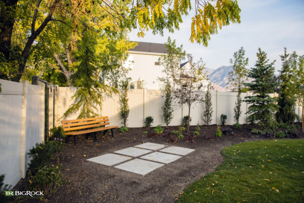 На фото: участок и сад на заднем дворе в классическом стиле с газонным бордюром