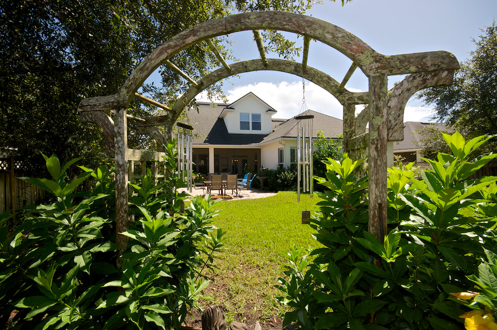 Photo of a traditional backyard garden in Jacksonville.