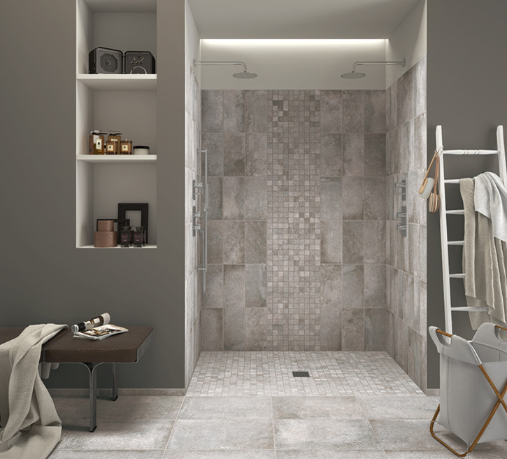 Design ideas for a contemporary bathroom in Bologna.