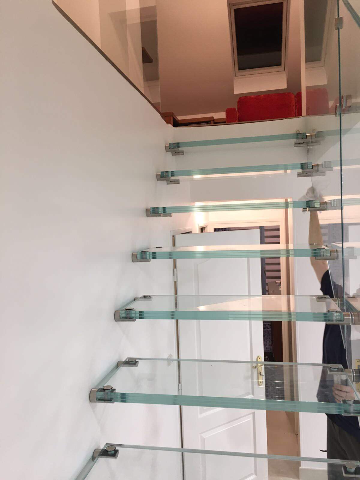 ガラスのおしゃれな階段の画像 75選 - 2025 年 11月 | Houzz (ハウズ)