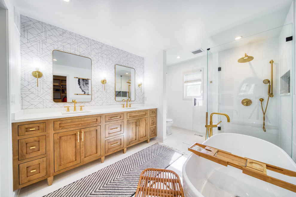 Cette photo montre une salle de bain principale chic en bois brun de taille moyenne avec une baignoire indépendante, une douche d'angle, un carrelage blanc, des carreaux de porcelaine, un mur blanc, un sol en carrelage de porcelaine, un lavabo encastré, un plan de toilette en quartz, un sol blanc, une cabine de douche à porte battante, un plan de toilette blanc, une niche, meuble double vasque, meuble-lavabo encastré, du papier peint et un placard à porte shaker.