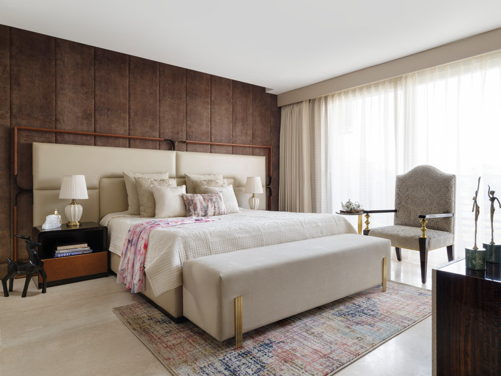 Immagine di una camera da letto minimal con pareti marroni e pavimento beige