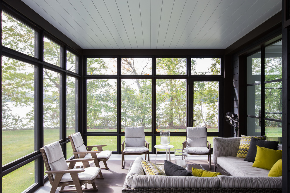 This is an example of a contemporary screened-in verandah in New York.