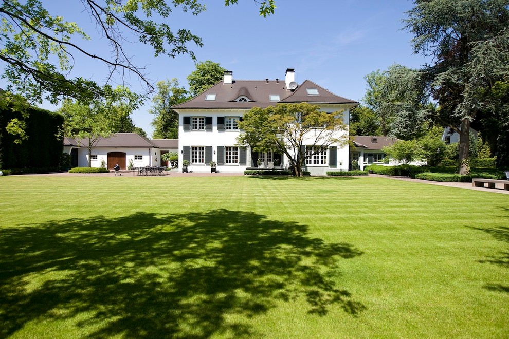 Photo of an expansive traditional front yard full sun driveway for summer in Dusseldorf.