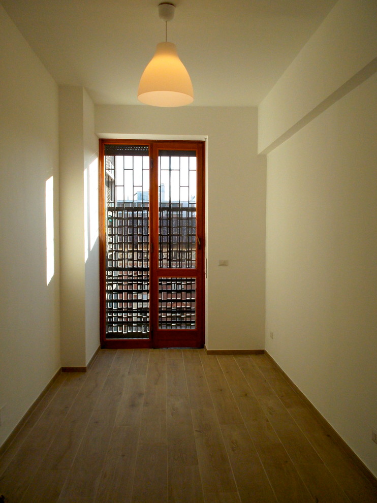 Esempio di uno studio minimal di medie dimensioni con pareti bianche, pavimento in gres porcellanato e pavimento beige