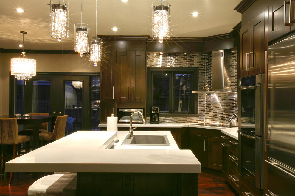 Kitchen - transitional kitchen idea in Toronto