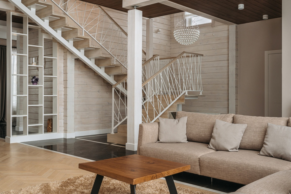 Стильный дизайн: п-образная деревянная лестница в скандинавском стиле с деревянными ступенями, металлическими перилами и стенами из вагонки - последний тренд