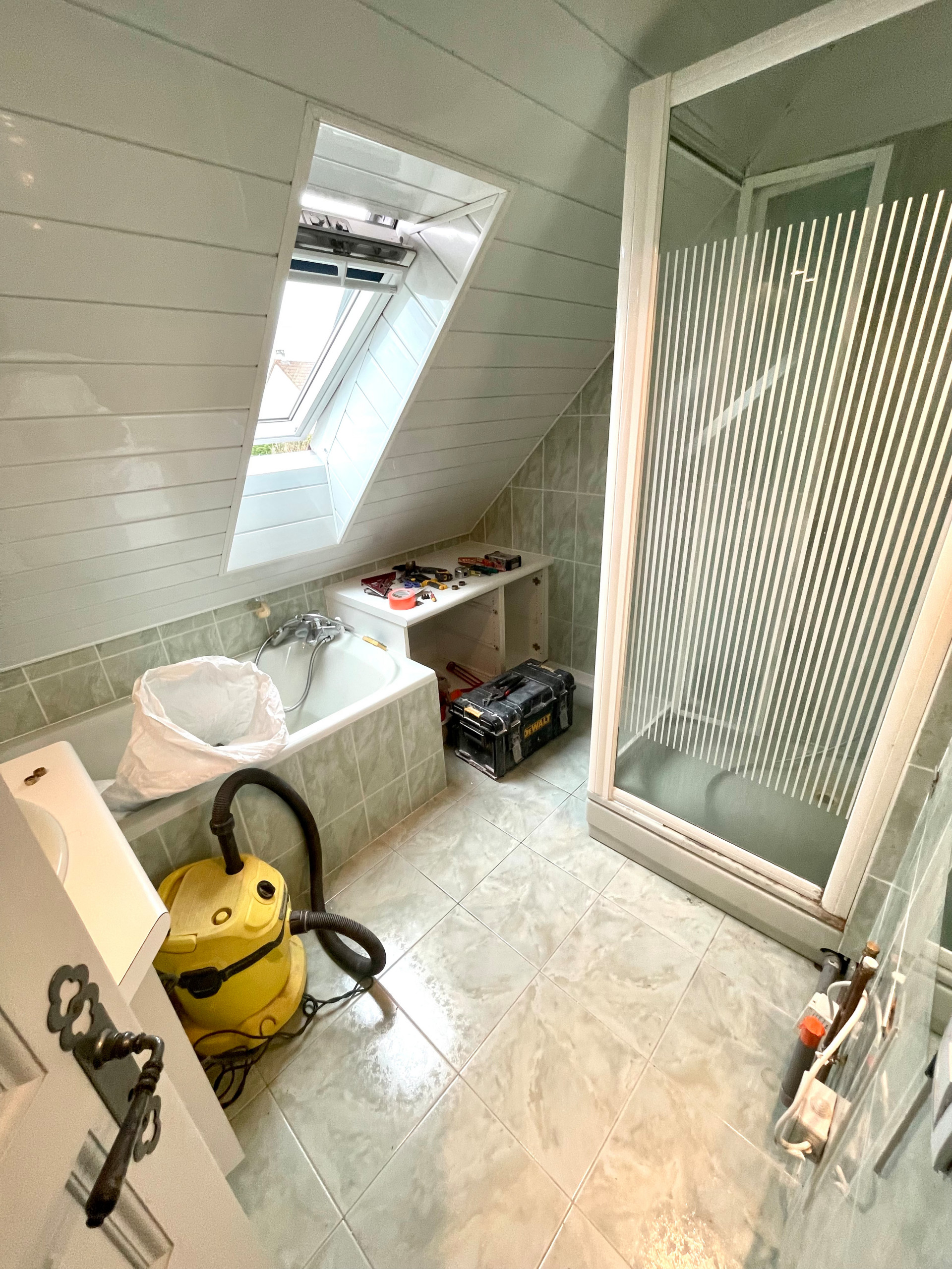 SALLE D'EAU & BAIN: rénovation complète avec porte à galandage