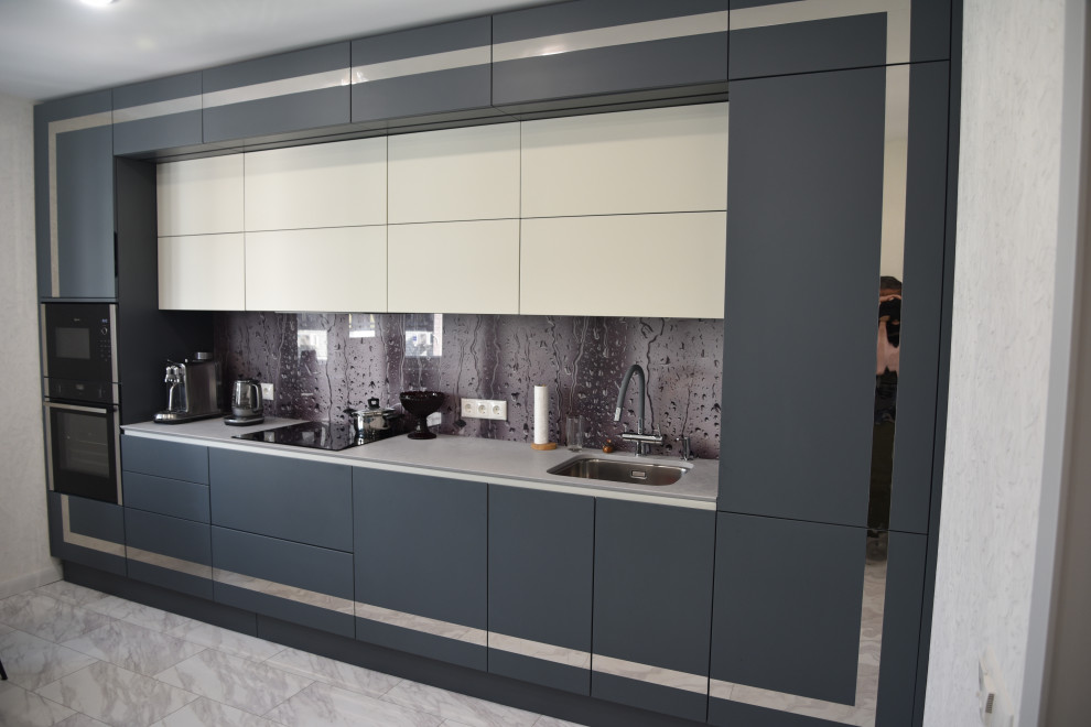 Photo of a large contemporary single-wall eat-in kitchen in Moscow with an undermount sink, beaded inset cabinets, grey cabinets, quartz benchtops, multi-coloured splashback, glass sheet splashback, black appliances, porcelain floors, no island, multi-coloured floor and grey benchtop.