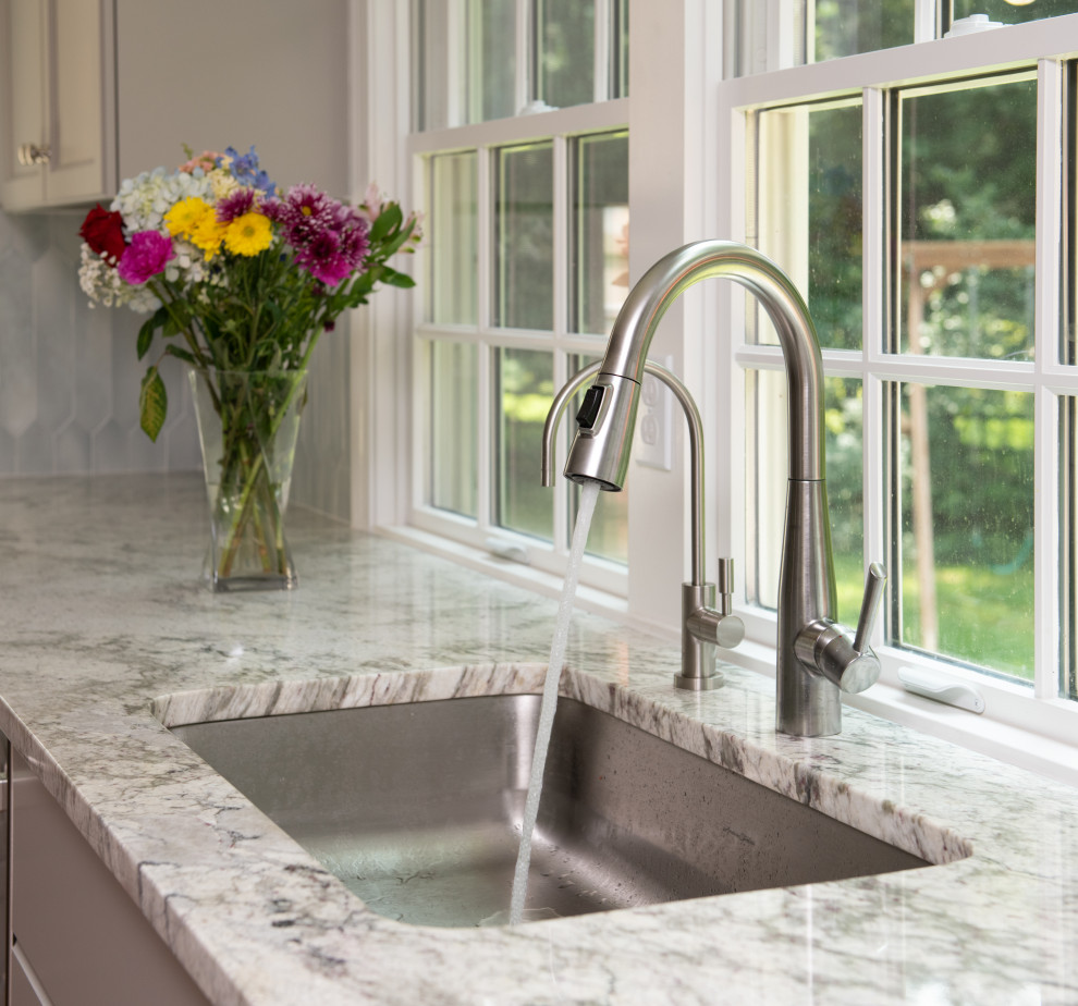 Example of a transitional home design design in Boston