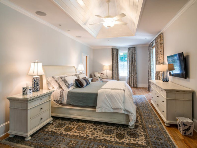 Aging in Place Renovation moderno-camera-da-letto