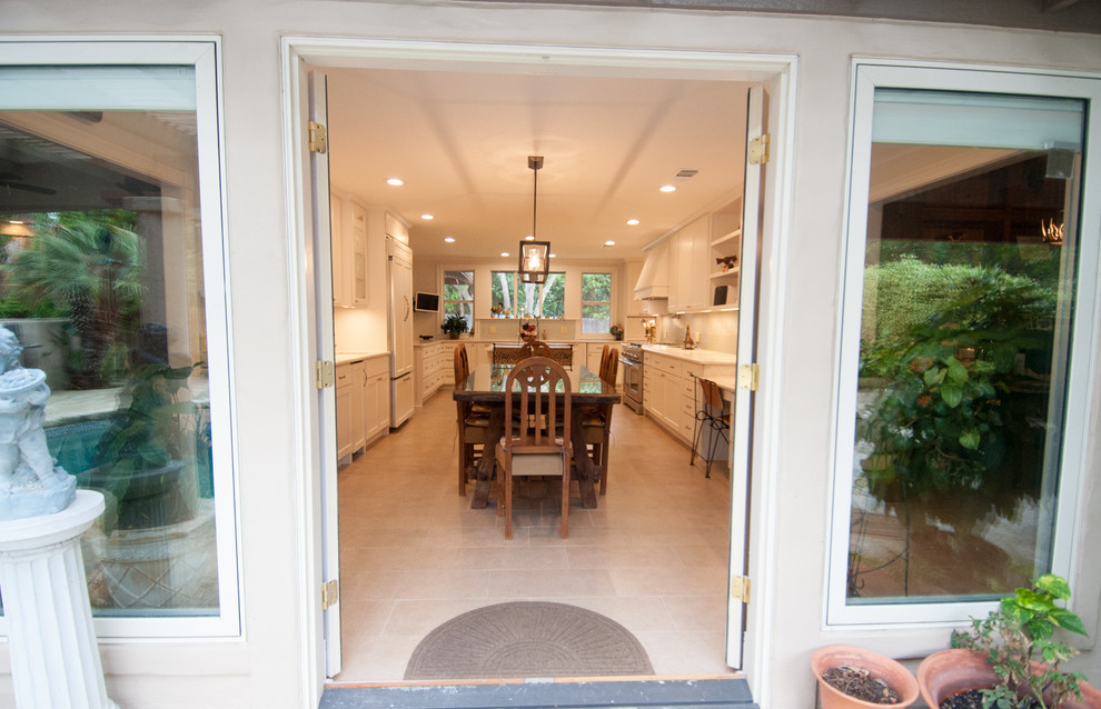 Inspiration for a transitional home design remodel in Austin