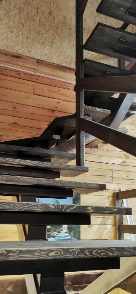 Mittelgroße Klassische Treppe in U-Form mit Holz-Setzstufen und Holzwänden in Sonstige