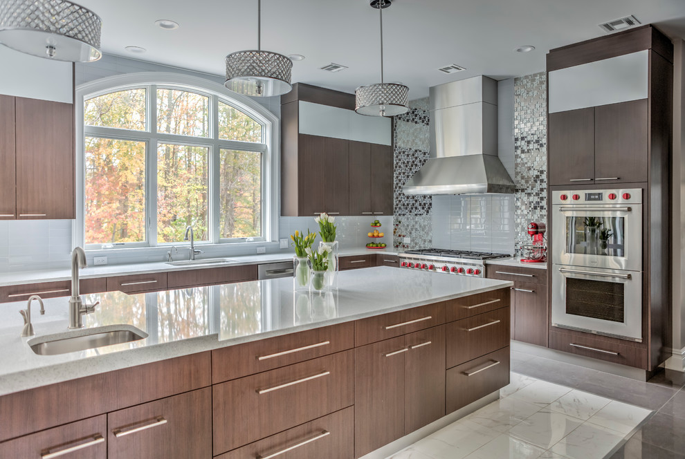 This is an example of a mid-sized contemporary u-shaped eat-in kitchen in New York with flat-panel cabinets, dark wood cabinets, quartz benchtops, white splashback, mirror splashback, stainless steel appliances, with island, an undermount sink and marble floors.