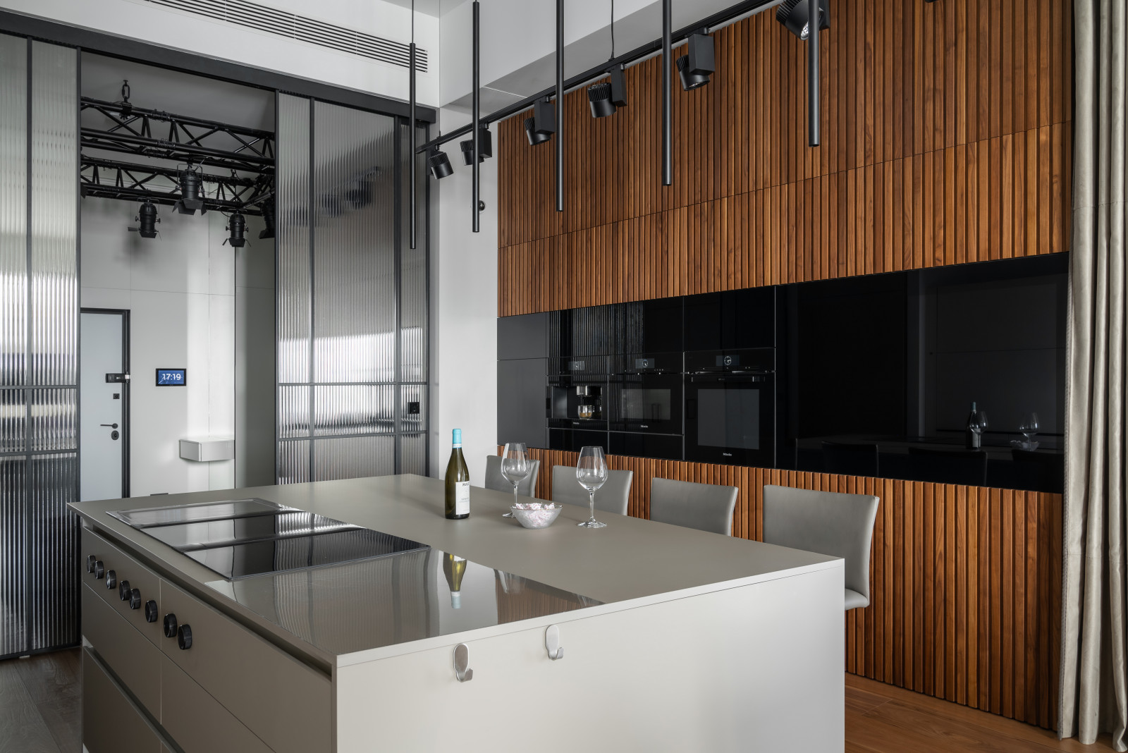 Скрытый телевизор на кухне ЖК Loftec