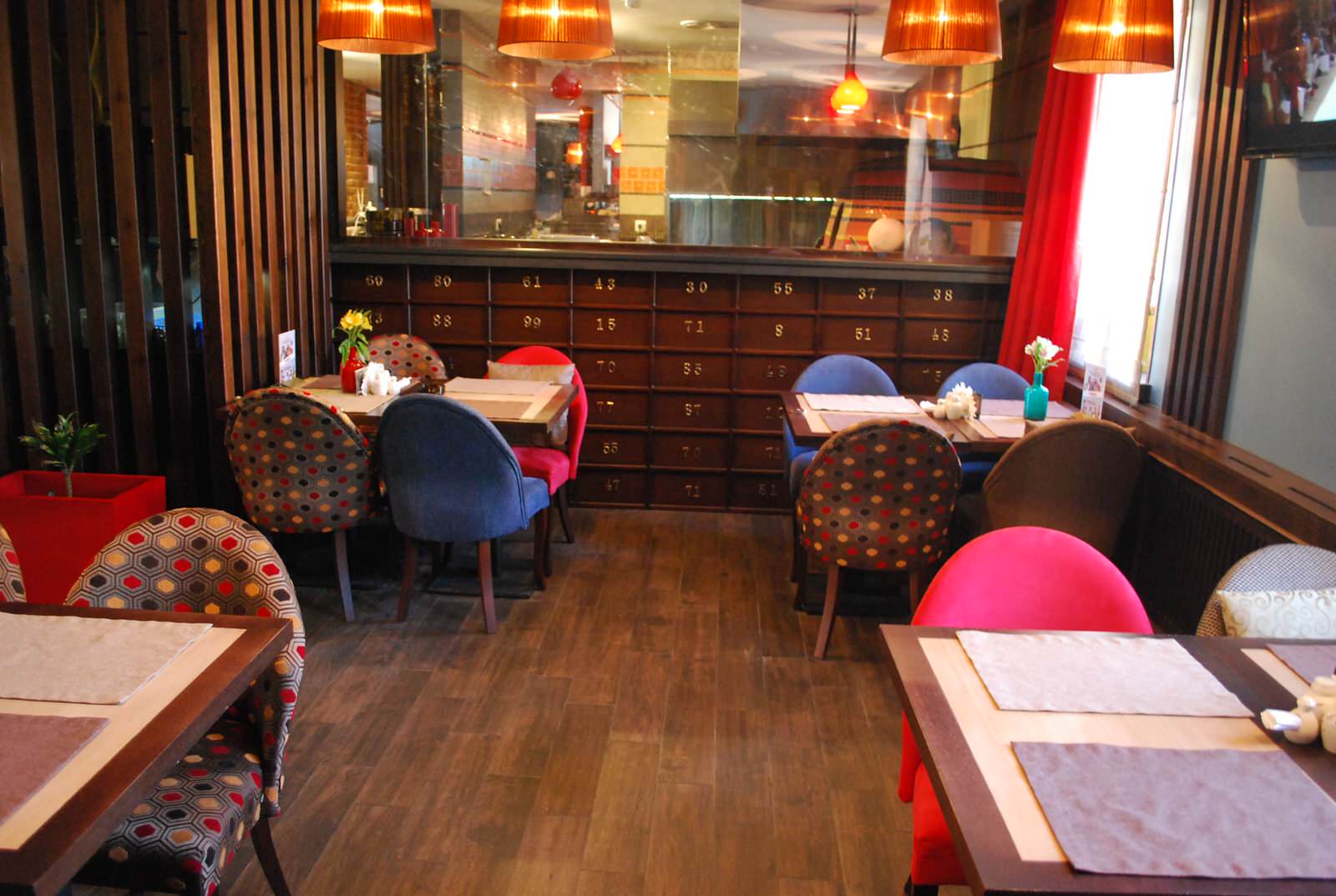 Стул "Бейз" в интерьере кафе