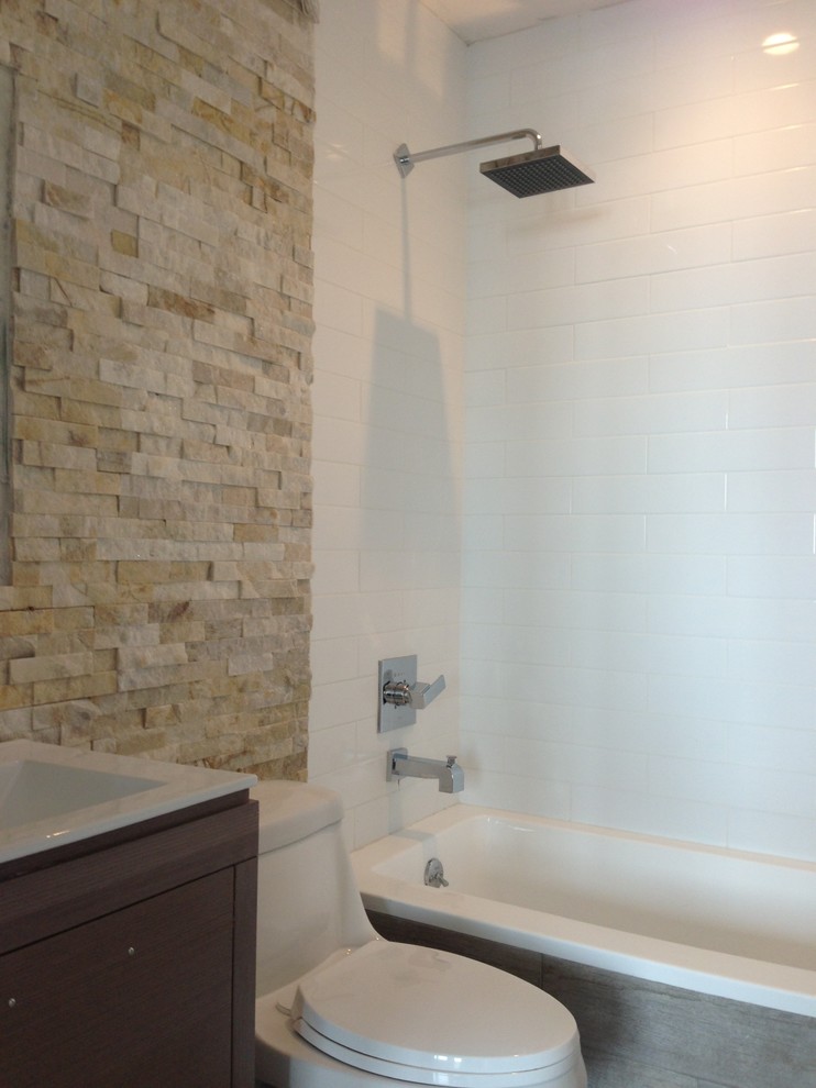 Ejemplo de cuarto de baño minimalista con baldosas y/o azulejos de piedra
