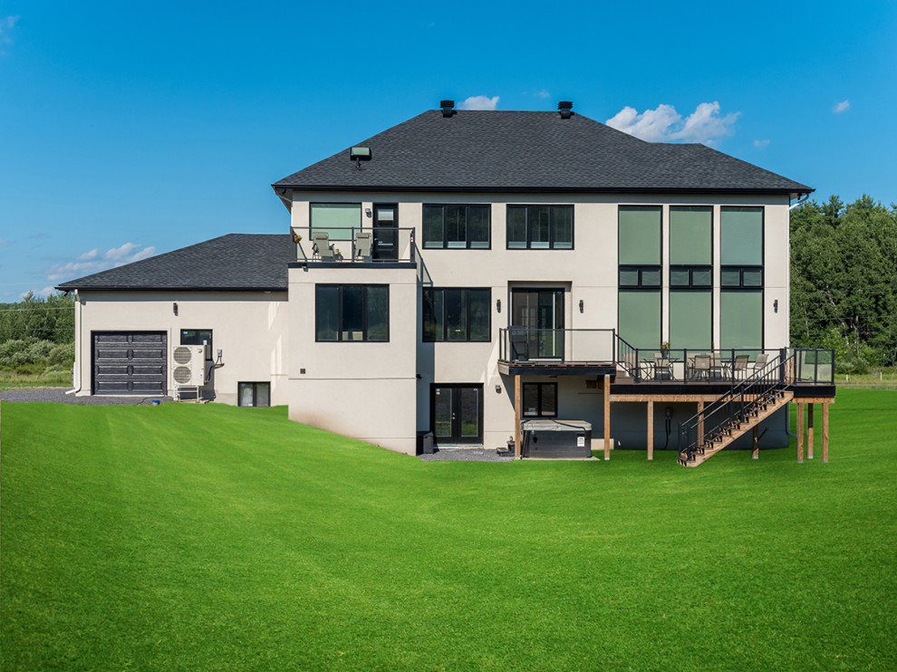 Diseño de fachada de casa azul de dos plantas con revestimientos combinados y tejado de teja de madera