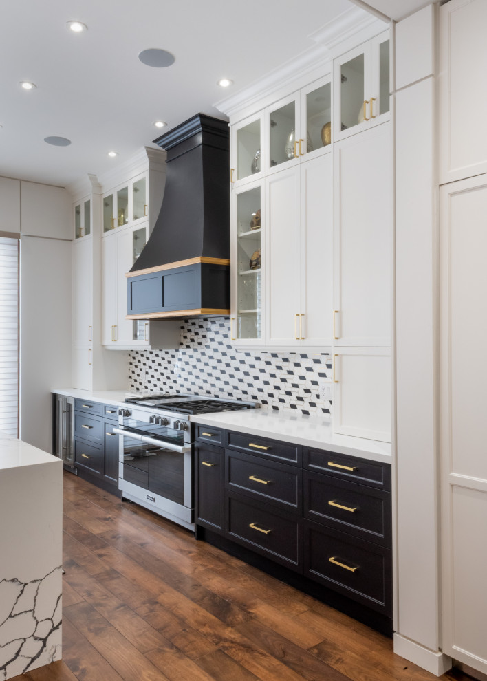 Exempel på ett stort klassiskt flerfärgad flerfärgat kök, med en undermonterad diskho, skåp i shakerstil, vita skåp, bänkskiva i kvarts, stänkskydd med metallisk yta, stänkskydd i marmor, integrerade vitvaror, mellanmörkt trägolv, en köksö och brunt golv