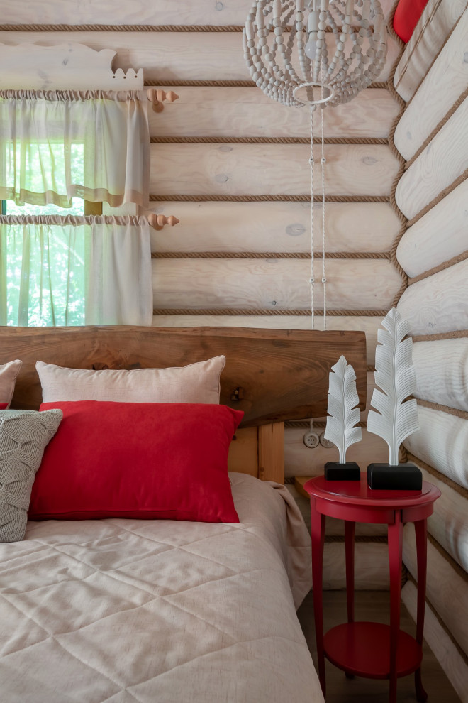 Modelo de habitación de invitados blanca y madera rústica pequeña con paredes beige, suelo laminado, suelo beige, vigas vistas y madera