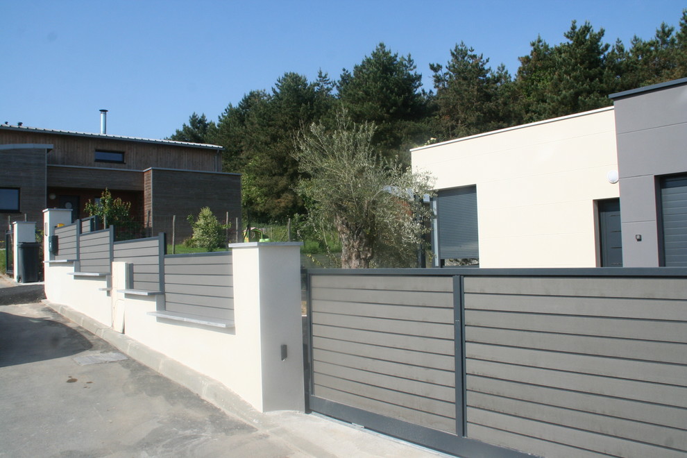 This is an example of a contemporary exterior in Angers.
