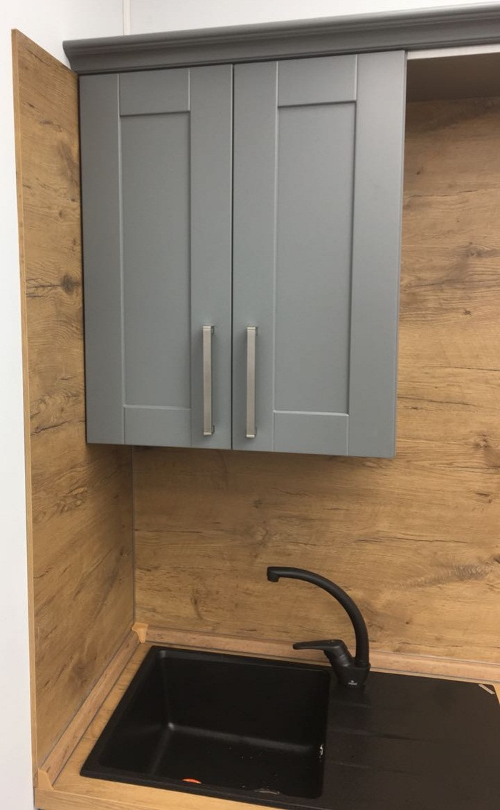 Компактная серая кухня.
