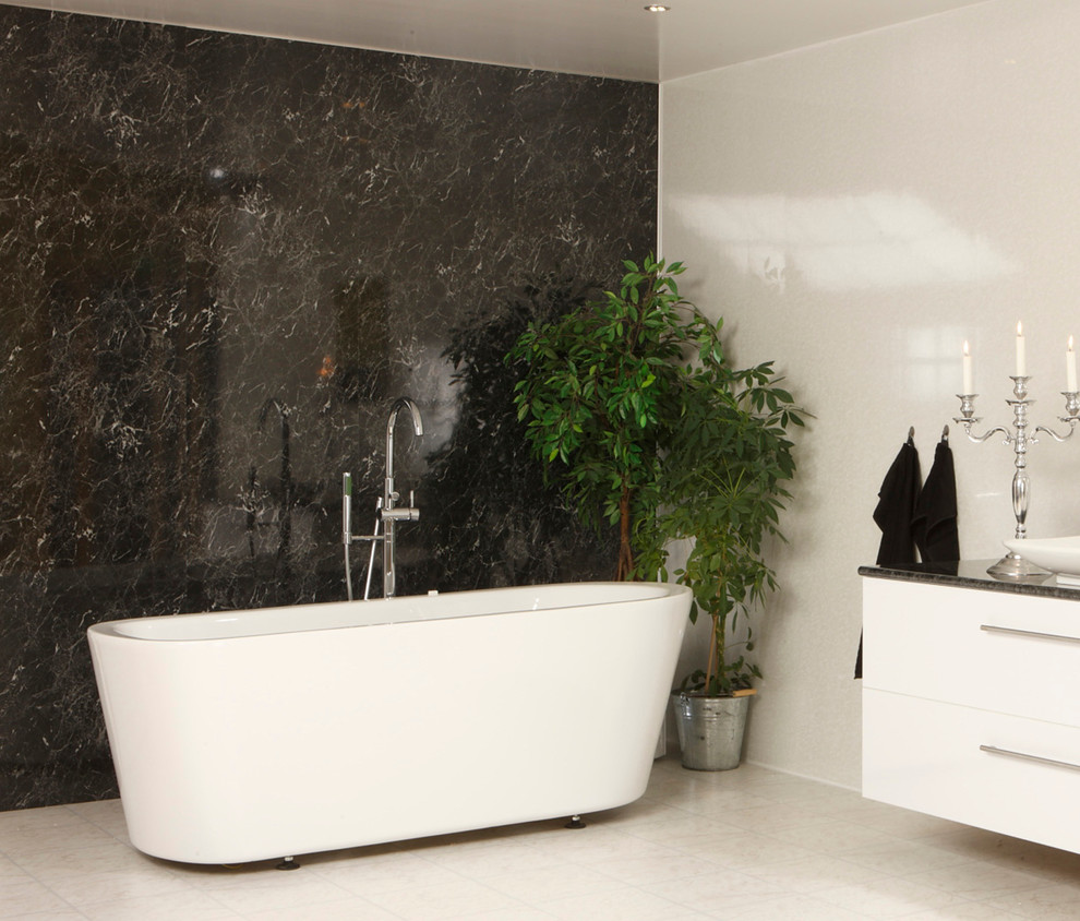 Diseño de cuarto de baño actual grande con bañera exenta y suelo de linóleo