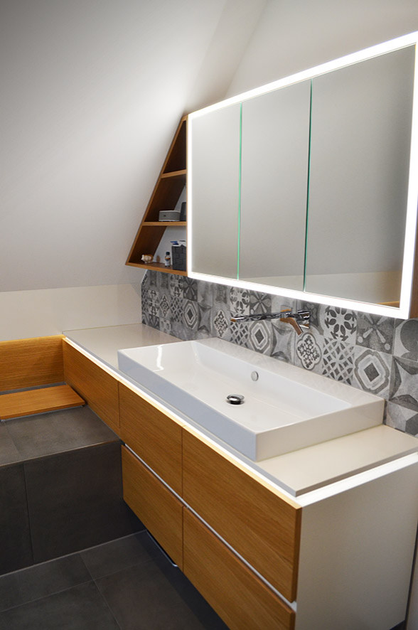 Пример оригинального дизайна: ванная комната в скандинавском стиле с стеклянными фасадами, фасадами цвета дерева среднего тона, накладной ванной, серой плиткой, плиткой мозаикой, белыми стенами, серым полом, тумбой под одну раковину и напольной тумбой