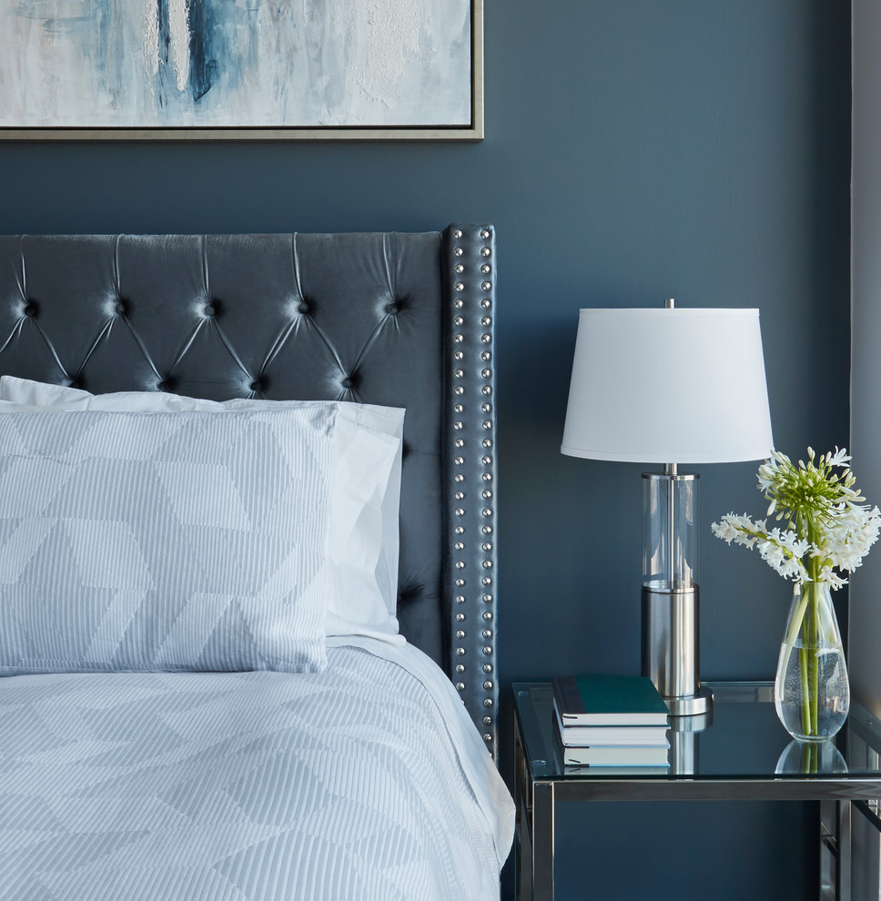 Inspiration for a mid-sized contemporary master bedroom in Chicago with blue walls, medium hardwood floors and grey floor.