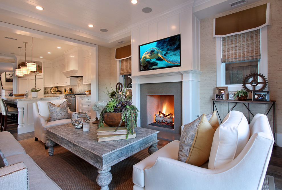 Photo of a traditional living room in Orange County.