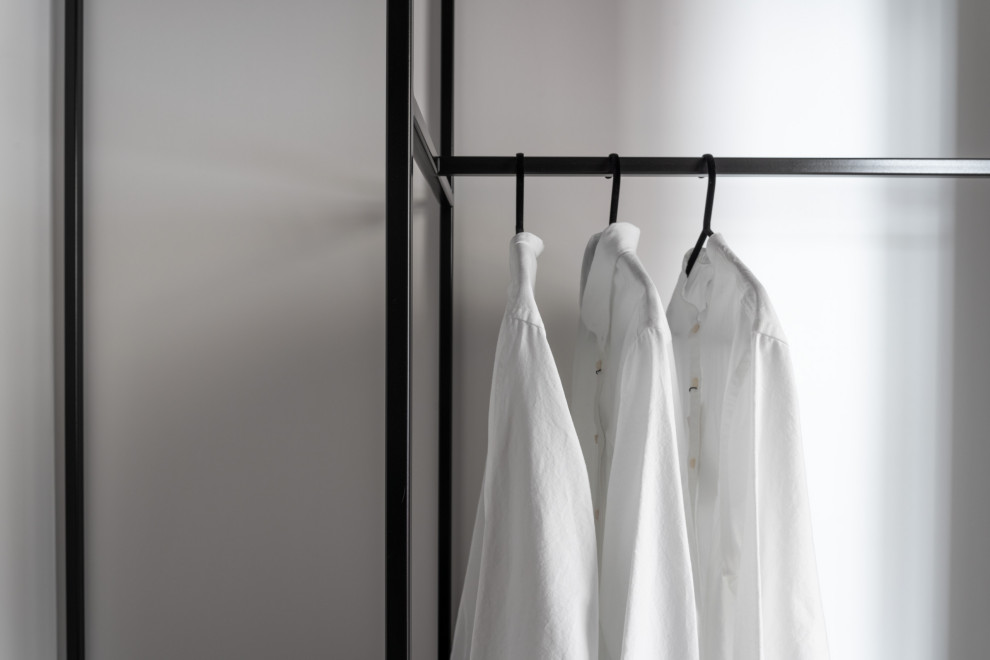 Diseño de armario vestidor de hombre contemporáneo de tamaño medio con suelo de baldosas de porcelana y suelo beige