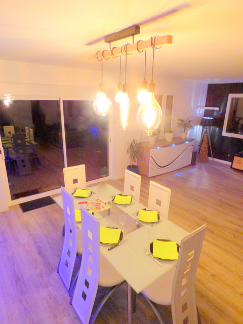 Cette photo montre une salle à manger moderne.