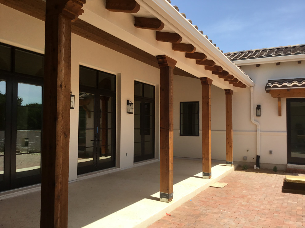 Example of a transitional home design design in Austin