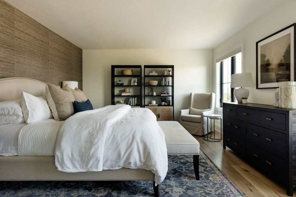 Imagen de dormitorio principal actual de tamaño medio sin chimenea con paredes multicolor y moqueta