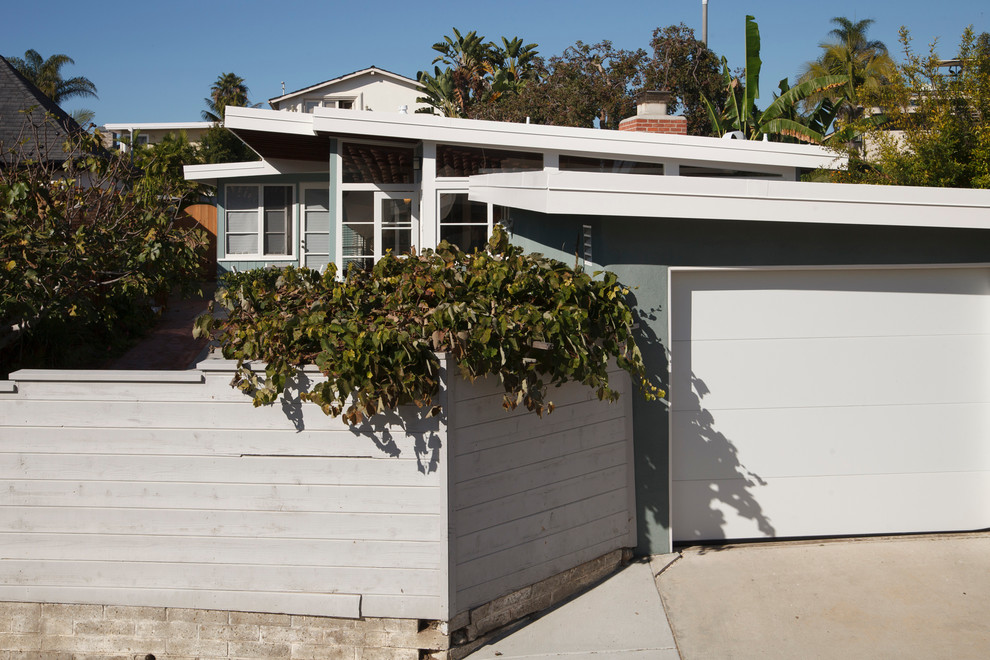 This is an example of a midcentury shed and granny flat in San Diego.