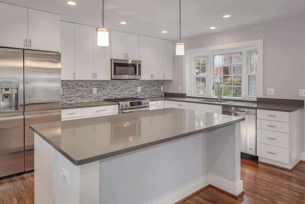 Example of a transitional kitchen design in DC Metro