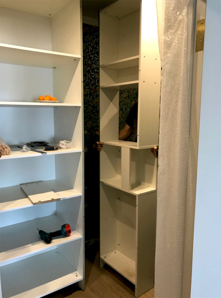 Шкаф в прихожую с жалюзийными дверцами