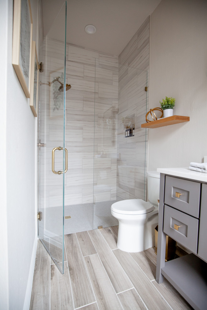 Idéer för ett litet klassiskt vit badrum med dusch, med skåp i shakerstil, grå skåp, en kantlös dusch, en toalettstol med separat cisternkåpa, vit kakel, porslinskakel, grå väggar, ett undermonterad handfat, bänkskiva i kvarts, brunt golv och dusch med gångjärnsdörr